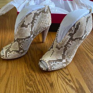 Vince Camuto Amber Peeptoe High Heeled Booties Sz 9